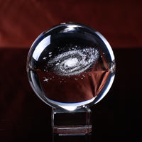 Galaxy en 3D gravé dans une boule de verre en Cristal