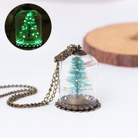 Collier avec pendentif en verre coupe d'arbre de Noël lumineux