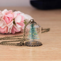 Collier avec pendentif en verre coupe d'arbre de Noël lumineux