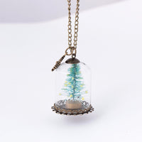 Collier avec pendentif en verre coupe d'arbre de Noël lumineux