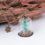 Collier avec pendentif en verre coupe d'arbre de Noël lumineux