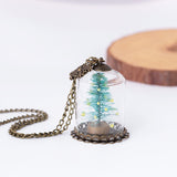 Collier avec pendentif en verre coupe d'arbre de Noël lumineux